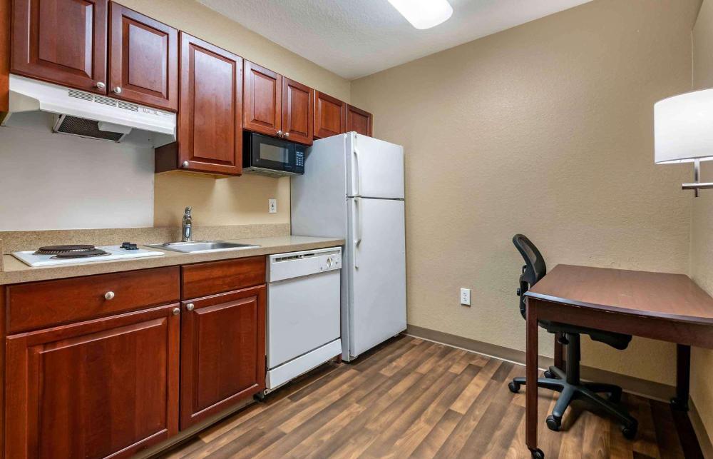 Deluxe Studio with 1 Queen Bed - Non-Smoking interior